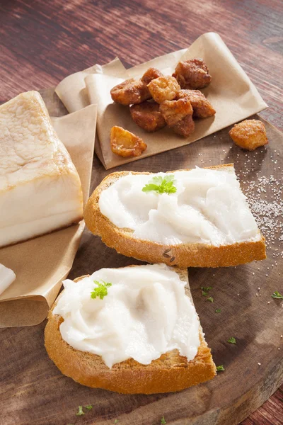 Bread with lard and cracklings. — Stock Photo, Image