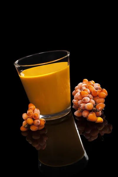 Sandthorn juice and berries. — Stock Photo, Image