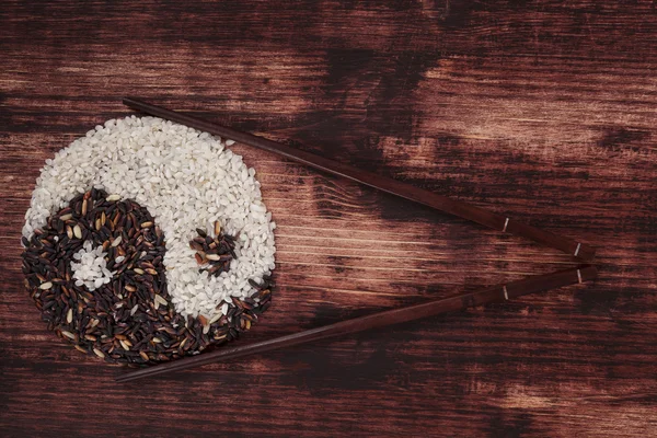 Черный и белый рис, образующий символ инь-янь . — стоковое фото