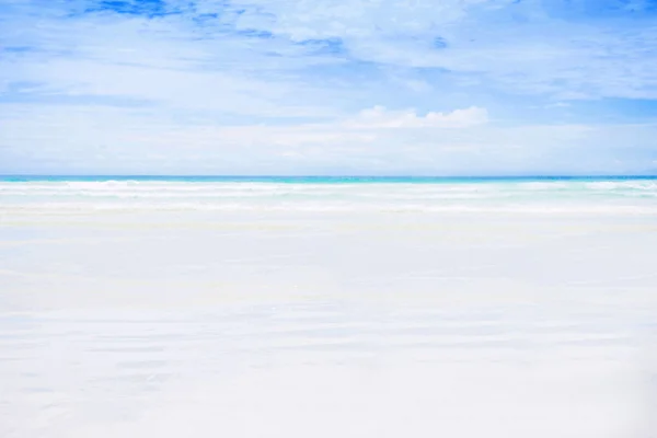 Praia de areia branca vazia . — Fotografia de Stock