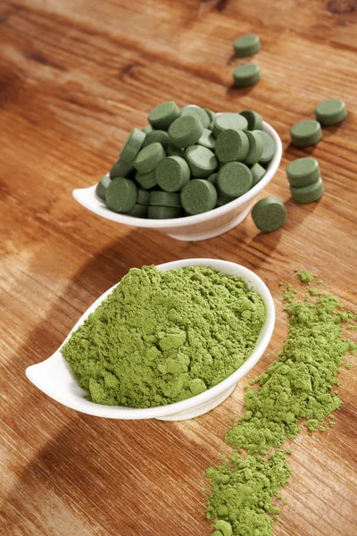 Chlorella i pszenicy trawa. — Zdjęcie stockowe