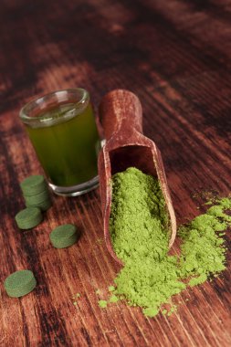 Chlorella, spirulina ve buğday çimi.
