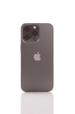 BRATISLAVA, SLOVAKIA - 06 Ekim 2021: Apple iPhone 13 Pro 6.1 inç ekran grafit beyaz zemin üzerinde izole.