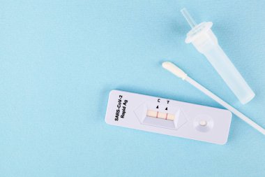 Mavi arka planda Ag Covid testi pozitif sonuç verdi. Uzayı metin için kopyala. Test pozitif çıktı..