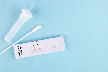 Mavi arka planda AG Covid testi negatif çıktı. Uzayı metin için kopyala. Test kiti.