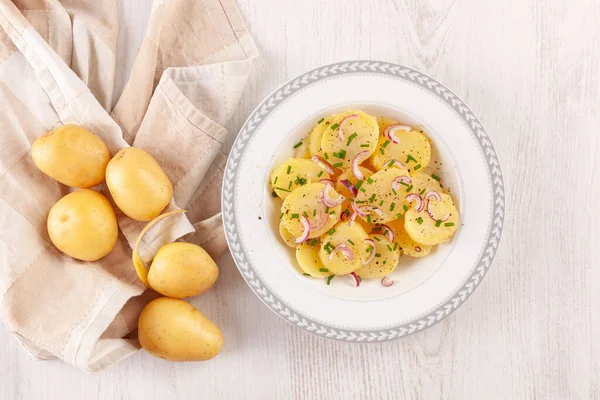 Neuer Kartoffelsalat Mit Roten Zwiebeln Und Schnittlauch Von Oben Veganes — Stockfoto
