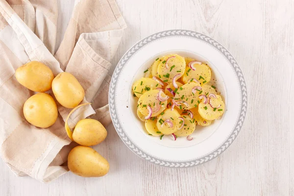 Nový Bramborový Salát Červenou Cibulí Pažitkou Shora Veganské Jídlo — Stock fotografie