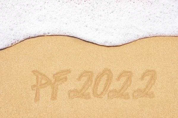 2022写在热带海滩的沙子上 新年快乐贺卡 — 图库照片