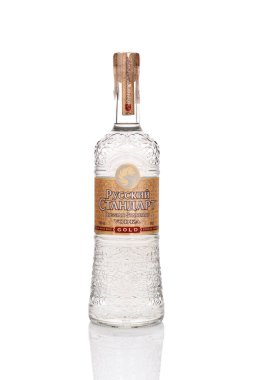 BRATISLAVA, SLOVAKIA - 6 Şubat 2022: Beyaz arka planda izole edilmiş Rus standart votkası.