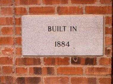 bir tuğla duvar mermer plaka