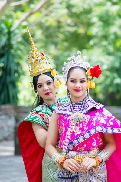 Азійські Жінки Носять Типові Тайські Сукні Національні Костюми Різних Кольорів — стокове фото