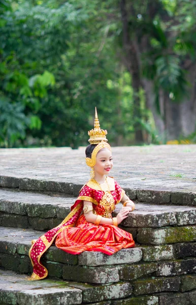 Menina Asiática Vestindo Típico Vestido Tailandês Tradicional Sentado Uma Escada — Fotografia de Stock