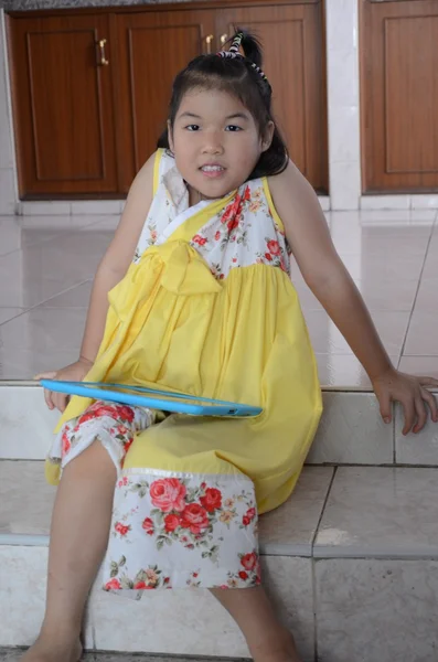 Bambina in abito giallo — Foto Stock