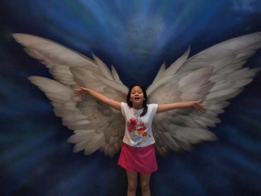 angel wings ile küçük kız