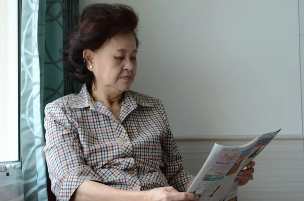 Senior woman reading newspaper — Stock Photo, Image