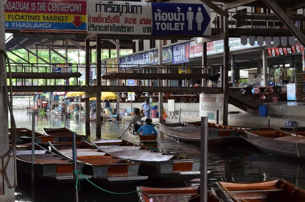 Mercato galleggiante vicino a Bangkok — Foto Stock