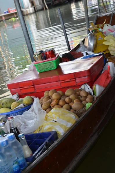 Frutta e bevande in barca presso il mercato di galleggiante — Foto Stock