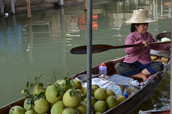 Катер с помелло в плавучий рынок — стоковое фото