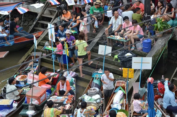 Многие люди на тайский Плавучий рынок — стоковое фото