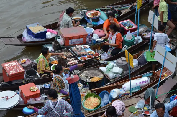 Плавучий рынок недалеко от Бангкока — стоковое фото