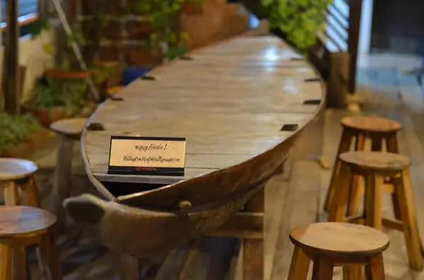 Mesa de madeira em forma de um barco — Fotografia de Stock