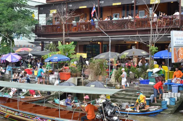 Многие люди на рынке тайский народ — стоковое фото