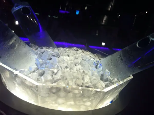 Su ve buz kristal kase — Stok fotoğraf