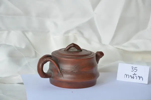 Стильный коричневый чайник — стоковое фото