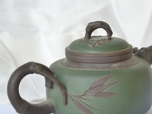 Стильный маленький чайник — стоковое фото