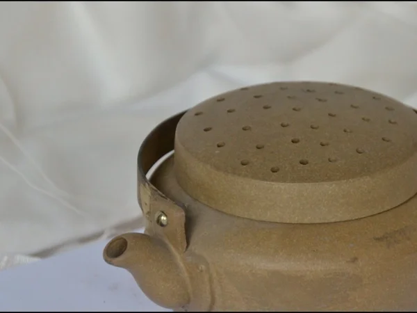 Стильный бежевый чайник — стоковое фото