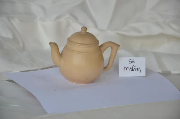 Стильный бежевый чайник — стоковое фото