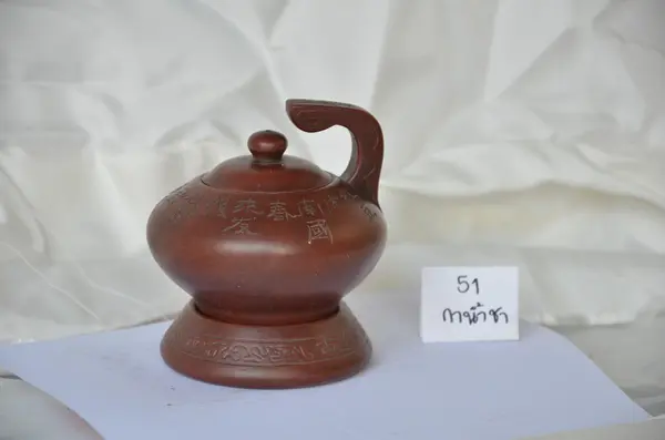 Стильный коричневый чайник — стоковое фото
