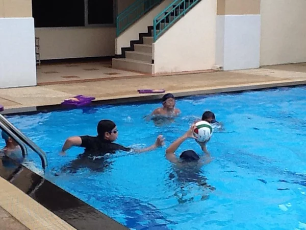 Children play in swimming pool — Stock Photo, Image