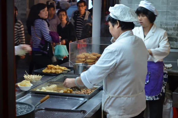 Rynku kobieta w białej sukni sprzedają jedzenie Obraz Stockowy