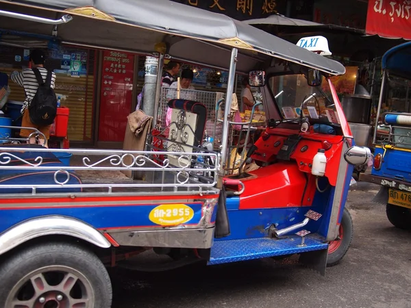 Tuk-tuk carro, o carro mais famoso em bangkok Tailândia — Fotografia de Stock