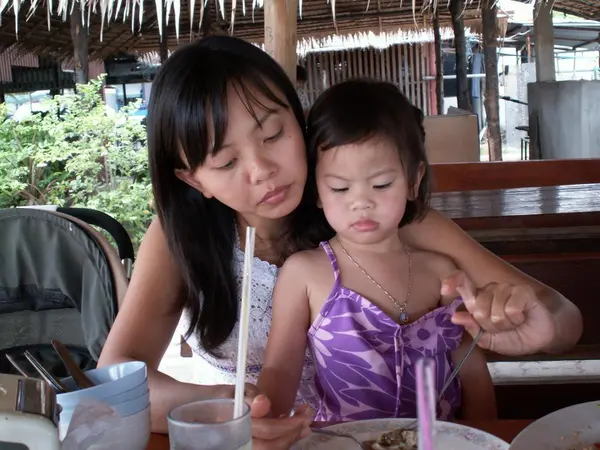 Mutter kümmern uns um ihre Tochter zu essen — Stockfoto