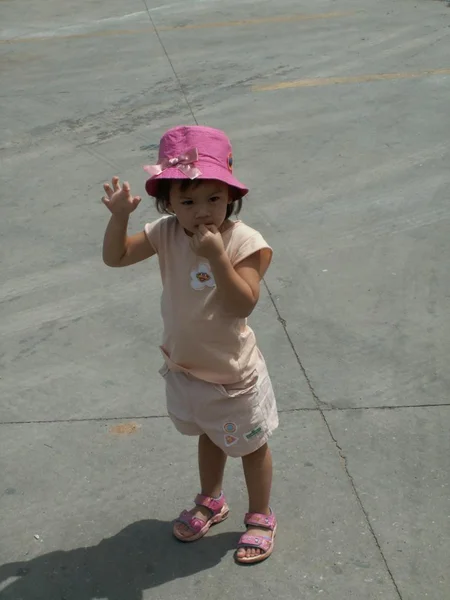 Pequena menina carrinho sozinho na rua — Fotografia de Stock