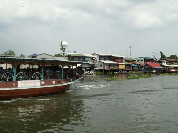 Case e in barca sul fiume chao phraya, bangkok Thailandia — Foto Stock