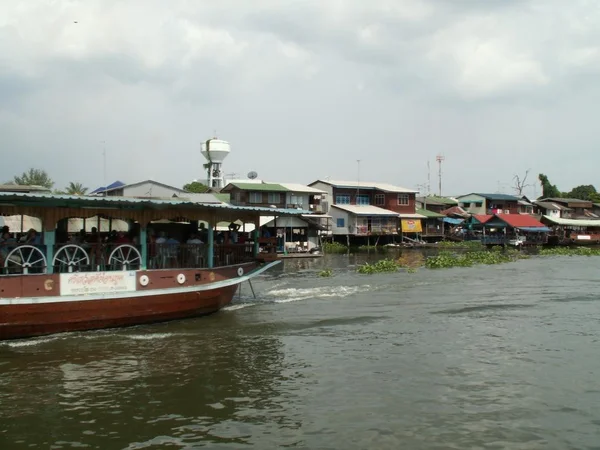 Houses and boat on Chao-Phraya River , Bangkok Thailand — Fotografie, imagine de stoc