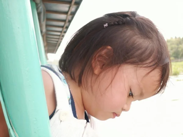 Menina ver algo — Fotografia de Stock