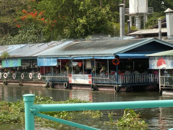 Wiele domów w chao phraya rzeka scena, bangkok Tajlandia — Zdjęcie stockowe