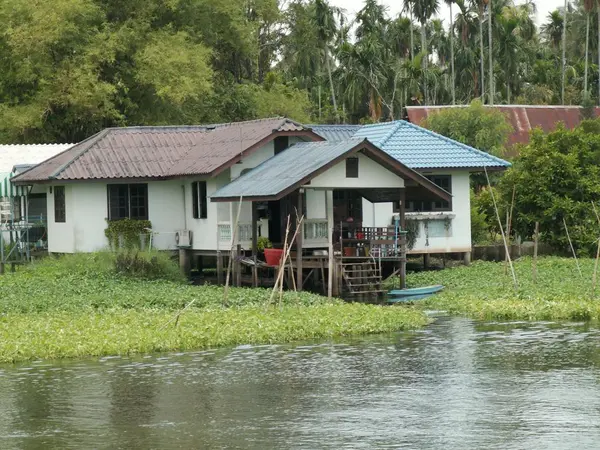 Casa tailandese sul fiume chao phraya, bangkok Thailandia — Foto Stock