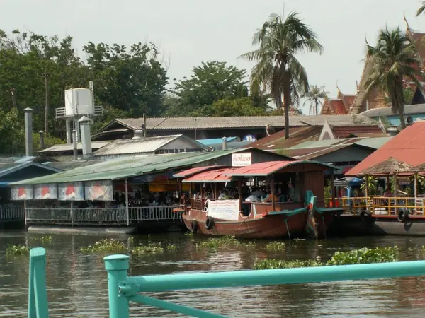 Many boat-houses on Chao-phraya river scene , Bangkok Thailand — Stock Photo, Image