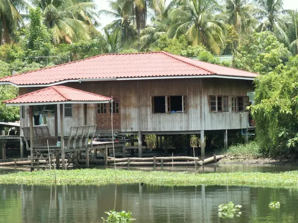 チャーオ ・ プラヤー川のシーン、タイのバンコクでタイの家 — ストック写真