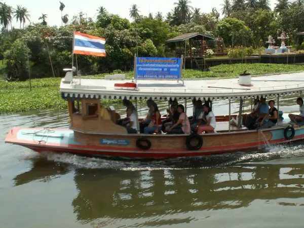 Тайский национальный льна на лодке, река Чао Прайя Бангкок Таиланд — стоковое фото