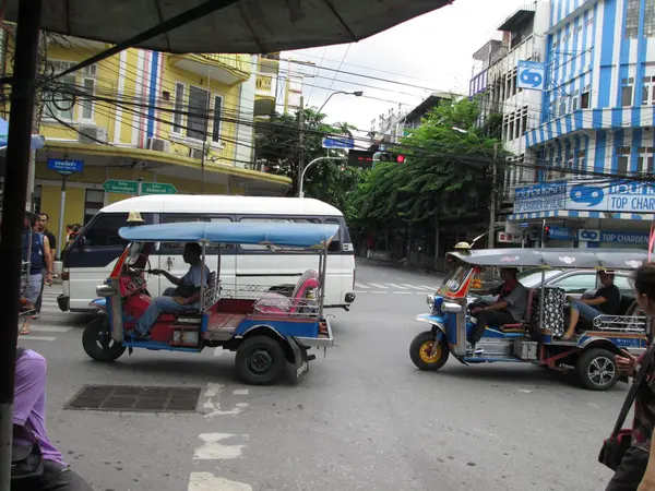 Tuk-tuk samochodu na ulicy, bangkok Tajlandia — Zdjęcie stockowe