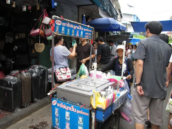 Sprzedający z koszyka perła mleko-herbaty w rynku sprawiedliwego, bangkok Tajlandia — Zdjęcie stockowe
