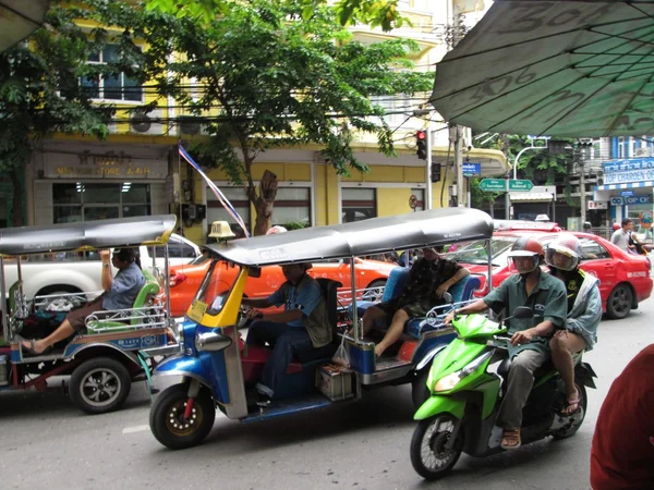 Tuk-tuk samochodu na ulicy, bangkok Tajlandia — Zdjęcie stockowe