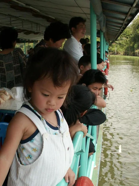 Meisje op boot — Stockfoto