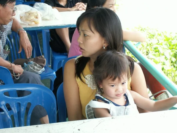 Little girl sit on mother ่s lap — Fotografia de Stock